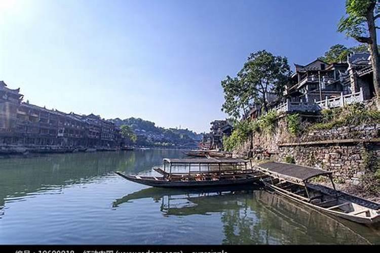 ...在院了门前3米有条沟坡上有五步码头对着院门这样对风水有利吗...