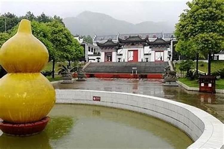 门槛石不要瞎装,瓷砖大理石全都土爆了,当下更流行新型材质