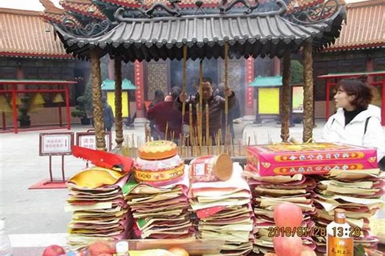大师你好,我感觉你对风水有一定研究可否对我指点一二,我住西房,拜神位...