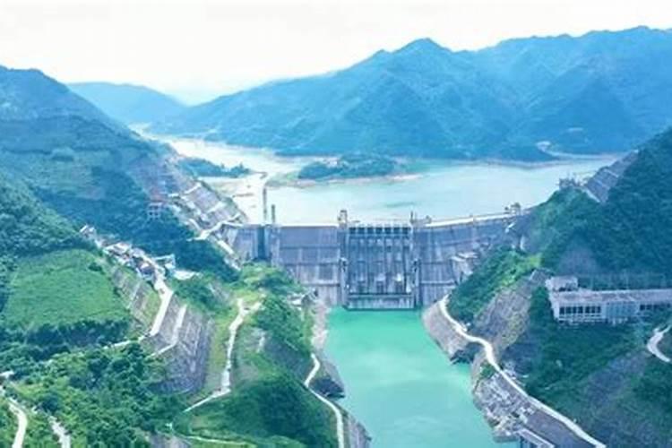 他祖坟在绝地,穷得叮当响,却逆袭成贵族,家族兴旺近千年