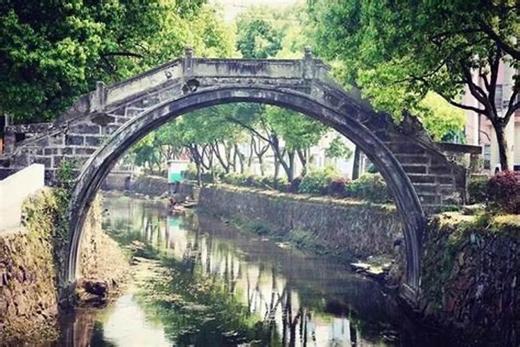 李白的生平的事谁知道？