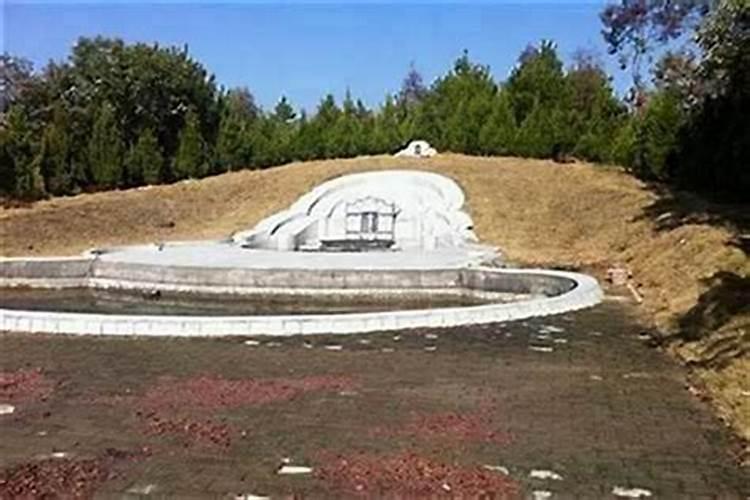 墓地选在山腰好还是山顶好墓地选址有哪些风水讲究