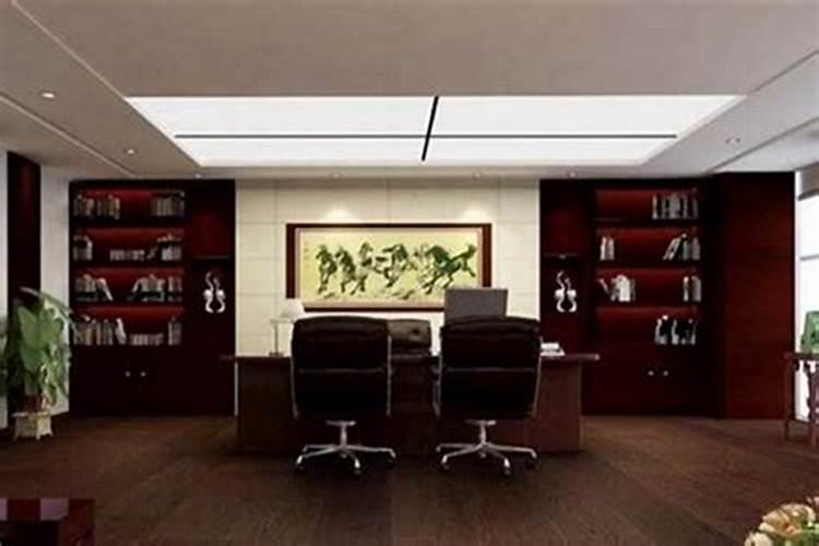 风水:我的办公桌前面正对一面墙,请问如何可以化解呢？谢谢!