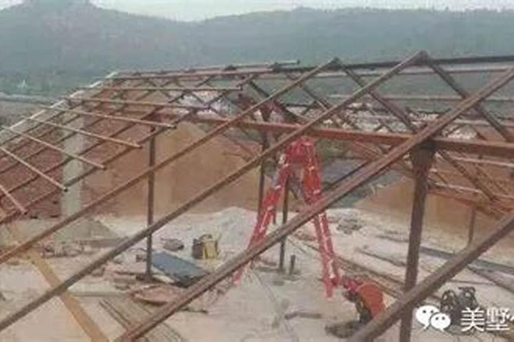 老房子上面新建彩钢瓦房钢梁有一道正压着正屋门口正中间,在风水上有什...