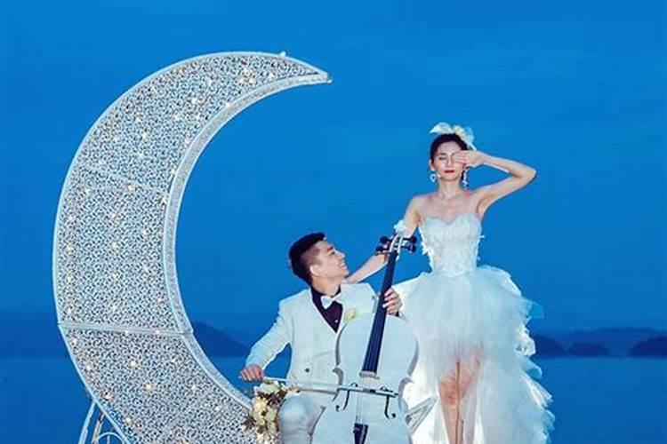 婚纱照摆台能放电视柜上吗