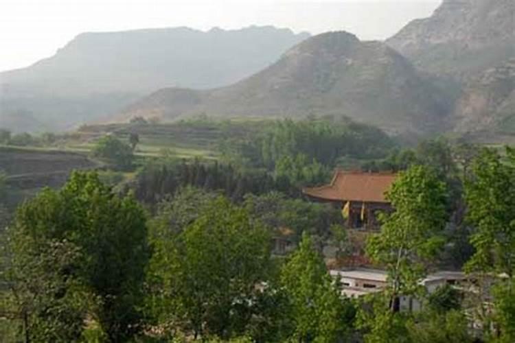 平顶山市鲁山县:沉寂的世界第一大佛开裂,世界第一大钟被锁
