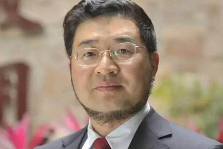 我家门前60米处有坟。风水先生叫我家大门上方放面镜子好吗