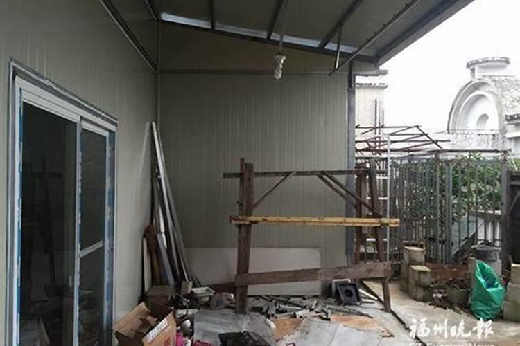 后来靠原来的厢房屋接两间铁皮屋,铁皮屋的基比原来的厢房稍高点好不好...