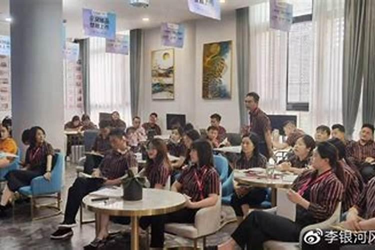 请大师看八字,日主弱八字弱喜火土。求详解啊,有个老师说孩子没官运...