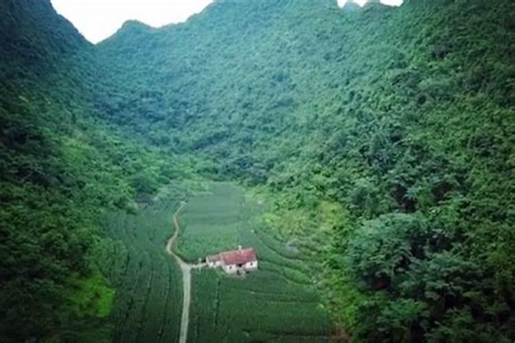 四面环山,中间有水.在风水学上是什么格局