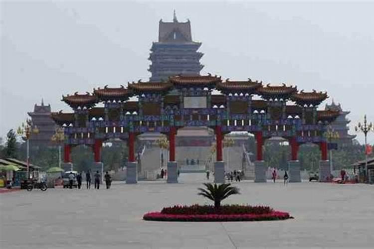 我家住二楼,楼下是架空层,负一层是车库,而二楼客厅阳台正对着车库出入...