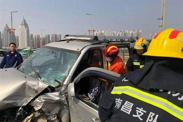 我的一个朋友因为车祸死了,明天就要去参加朋友的葬礼了,这是我第一次...