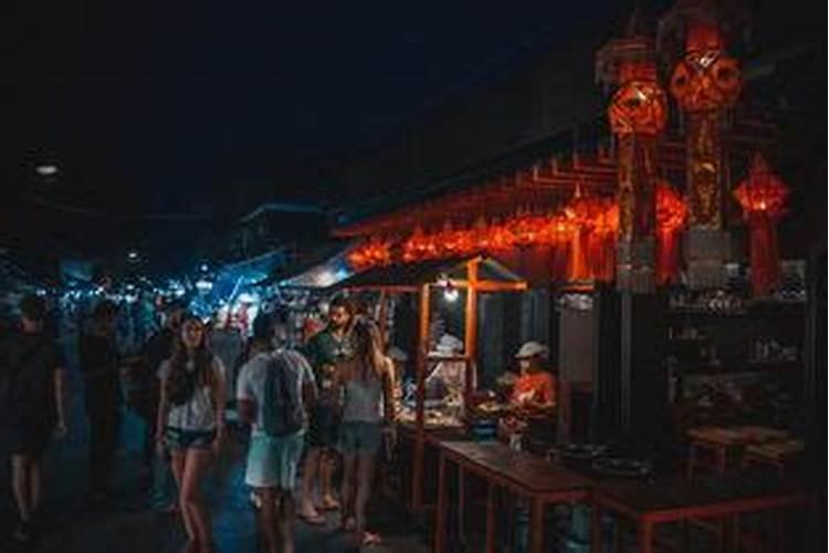 求专业大师帮忙,风水上门开在西侧算东门还是西门？