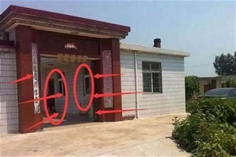 为什么有些住户的房门上会挂镜子？