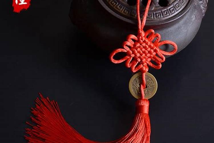 大一点的中国结挂在那个位置好。有人说客厅不宜挂中国结是吗？