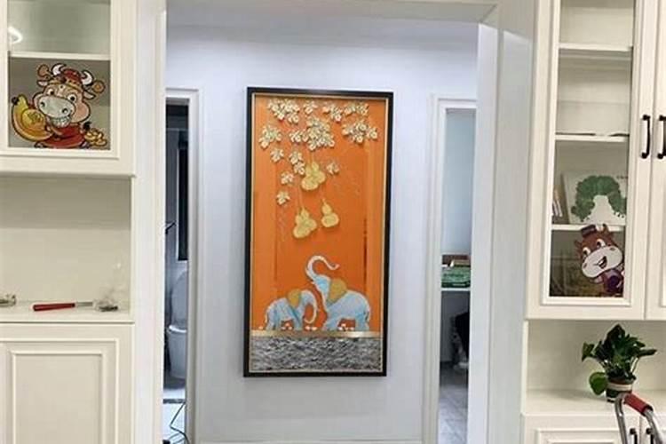 玄关挂孔雀图风水好吗家里挂孔雀画禁忌
