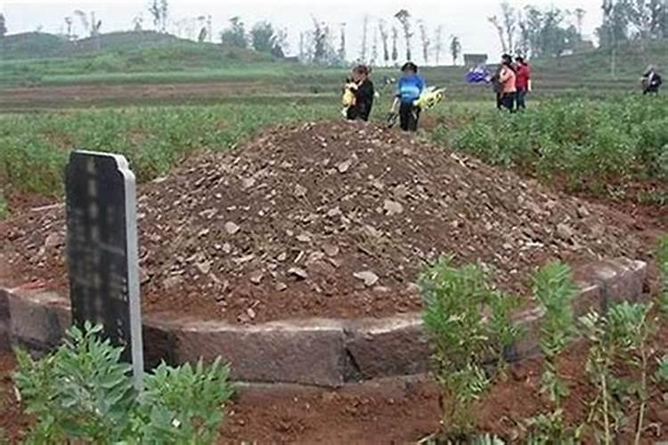 住宅前有一条弧型的斜坡路,距离有30米左右,风水好不好？