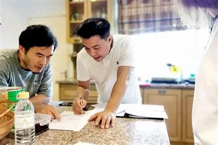“查克——穆尔斯”雕像具体是怎样的？