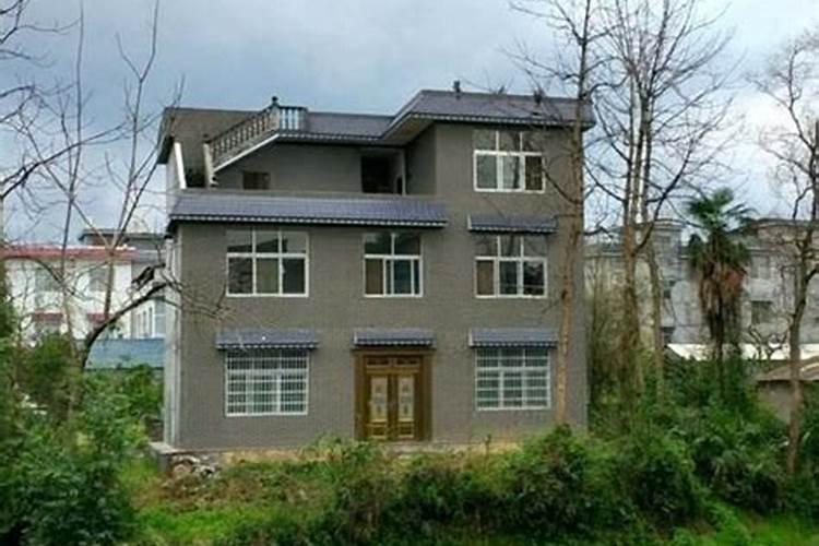 农村房子大门侧边丁字型坝子风水上有什么影响吗？