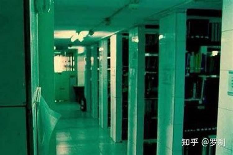 记得以前一部鬼片,一段情节为“一女鬼和一道士打斗。道士起先是用伞打...