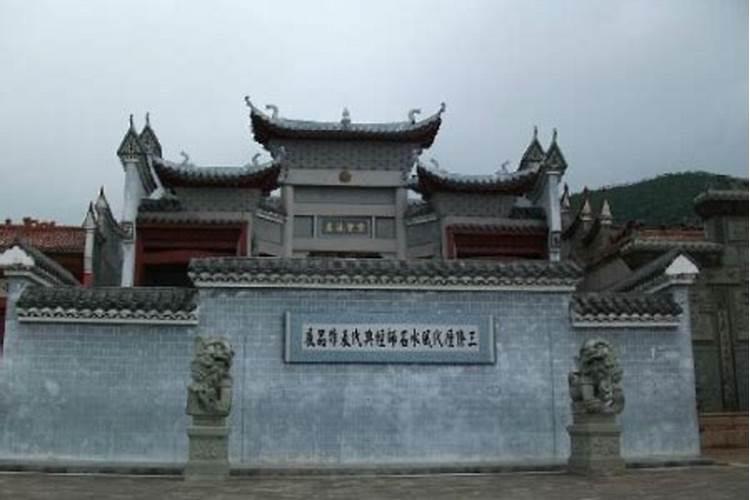 凭借“暴脾气”迅速出圈狂扇员工引众怒,帝师身价上亿身份成谜,你怎么看...
