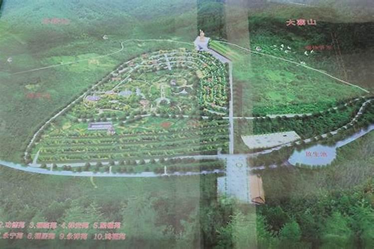 关于墓地周边有寺庙的说法？墓地旁边就是寺庙风水好吗？