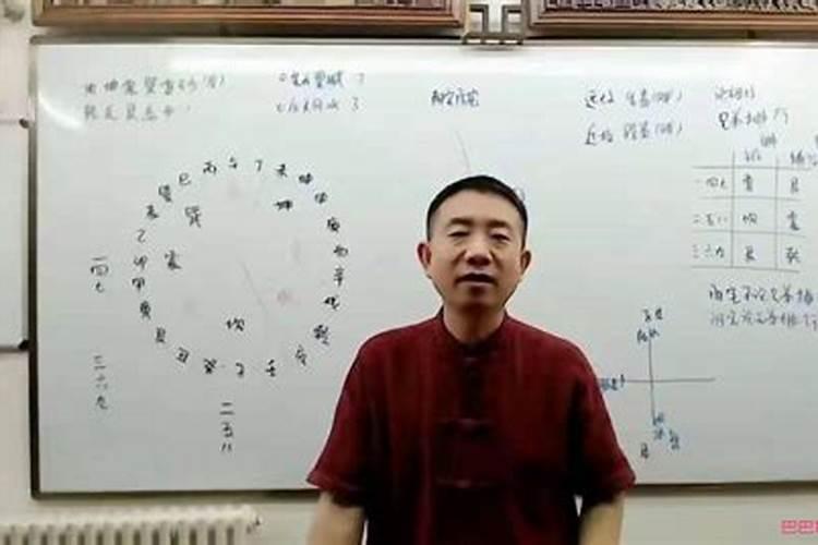 郑伟建自己称自己为博士,请问这个人是不是骗子？