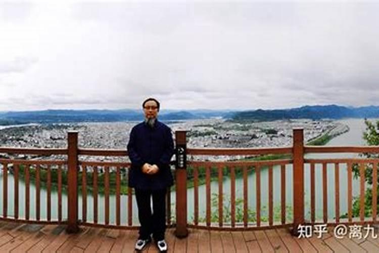 登珠穆朗玛峰时,遇见有人摔倒了千万不能扶,那应该怎么做？