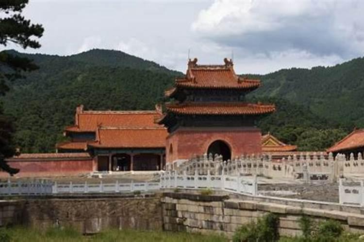 墓地风水布局埋五帝钱好吗？