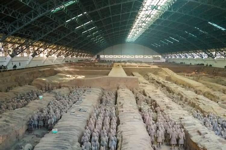 古代帝王陵都是坐北朝南,为什么唯独秦皇陵坐西向东？