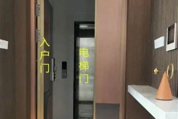 风水上对着电梯口墙上挂什么画化解？