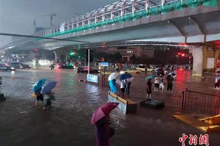 农民办丧事突降暴雨,算命先生:要出大官!几十年后真的应验了,真的吗？