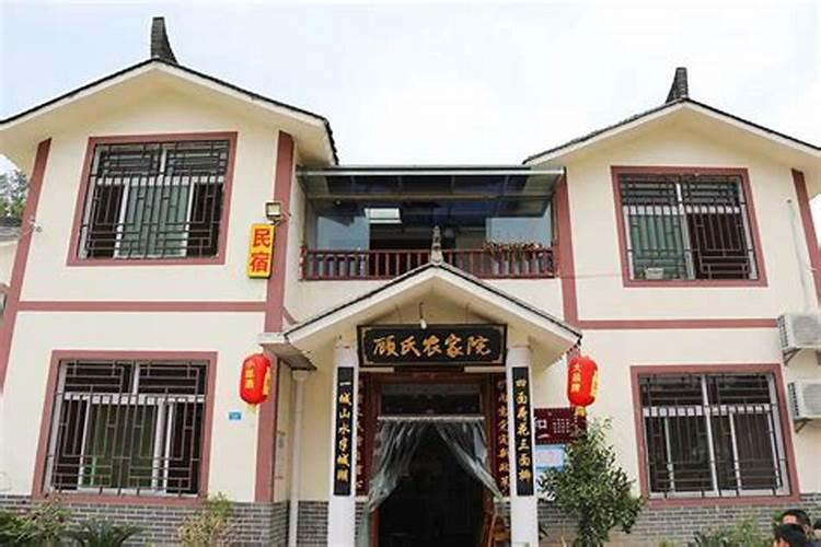 请问风水大师,安葬老人,坟头是对着山峰还是山谷？