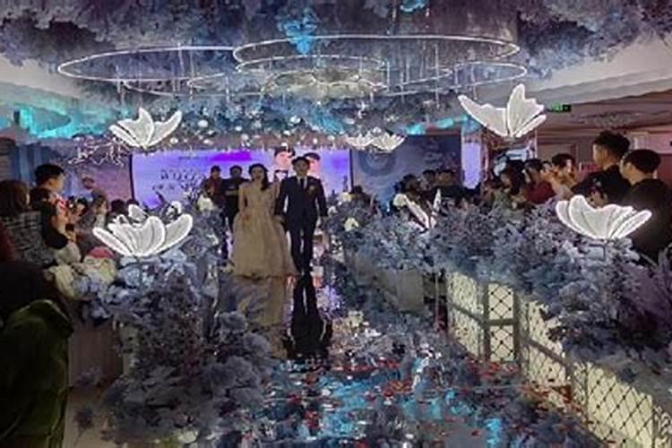 酒柜放什么旺宅(进门酒柜放什么摆件旺宅)