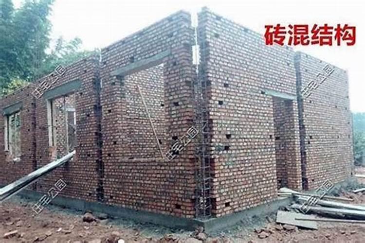 鱼缸里放多少鱼旺财 家里鱼缸要养几条鱼才最容易招财