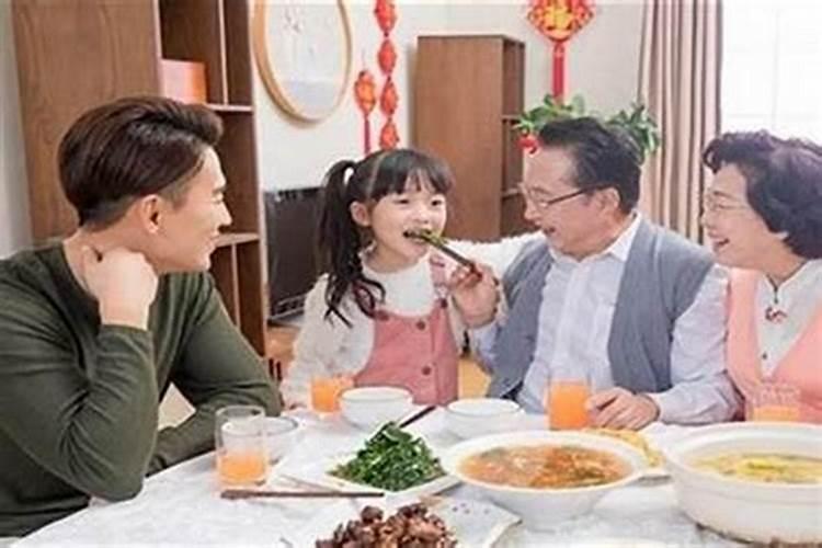 梦见大师看风水,屋里好多观摩的客人
