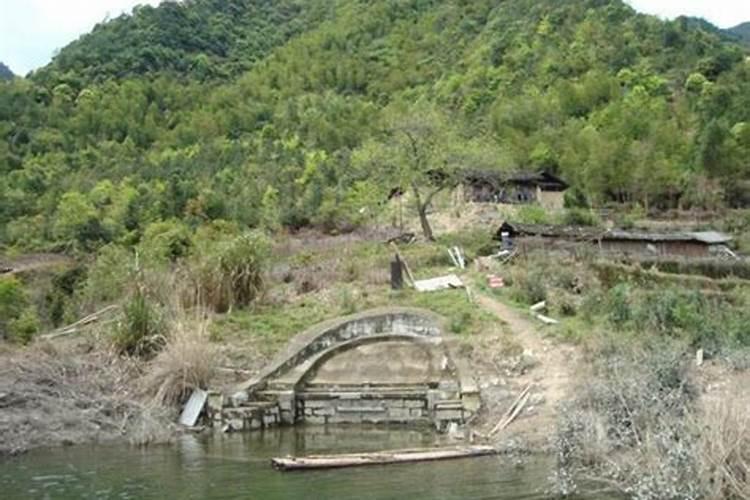 此人是古代风水鼻祖他曾经以恶名在水边埋葬了他的母亲