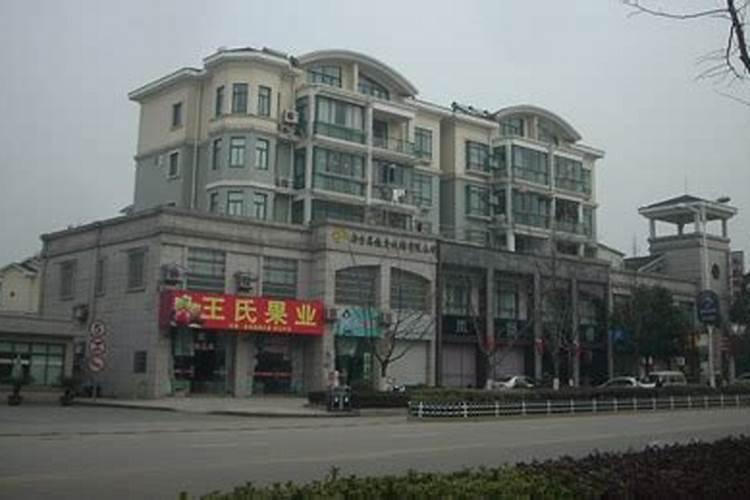 穿堂煞:求高手指点下,我房子算穿堂煞吗？要算请问如何破解,进门处要是挂...