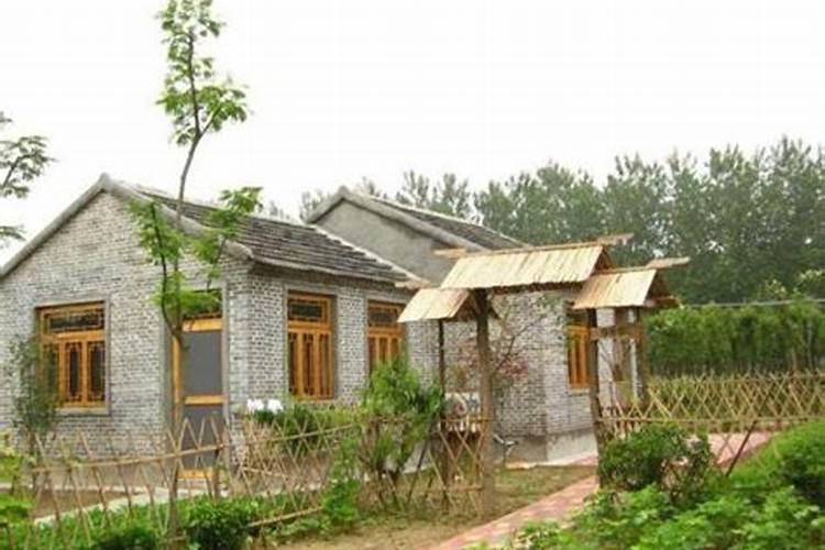 你好,请问一下我家农村房子大门向东北60,我要围院子的话,大门朝西南方...