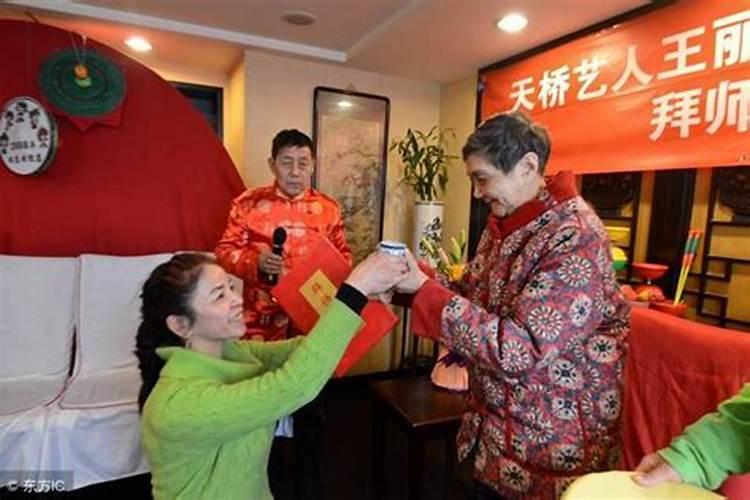 从前有个有阴阳眼的风水师,他说 我家 房子后面的 地下有 一双 红筷...