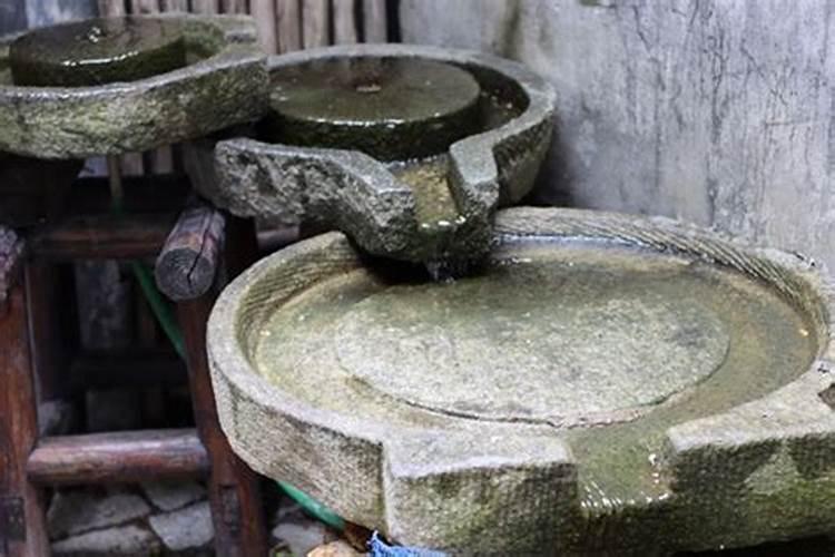 大师你好,家里买了个小石磨,帮我看一下能放哪里？谢谢了
