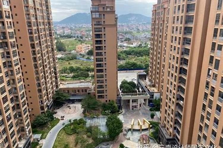 商铺大门正冲街对面房角,怎么化解