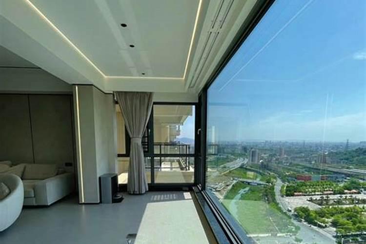 卧室大衣柜与吊顶如何衔接 衣柜顶上空间利用储物设计