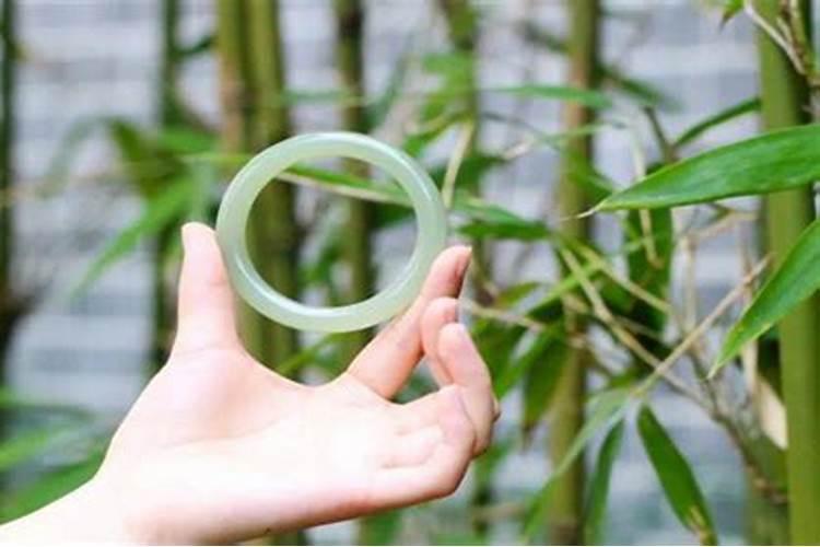 同时打碎两个玉手镯打一个二半一个三半好吗？