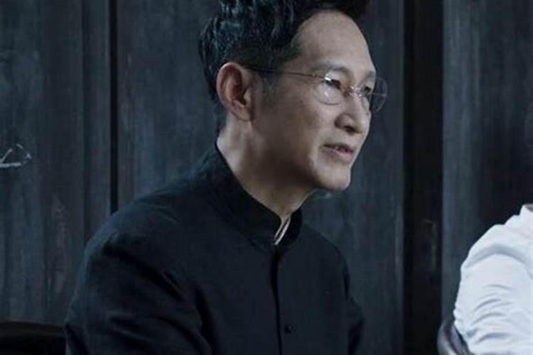 孩子2014年1月10号下午六点三十五分出世,男孩,姓何,拍第三,前面有两...
