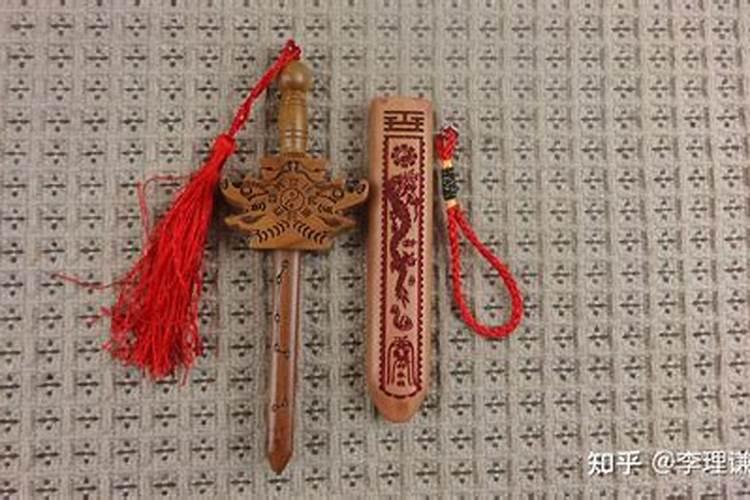 2,坟头被人钉了七根桃木棍什么意思,我不迷信不懂？