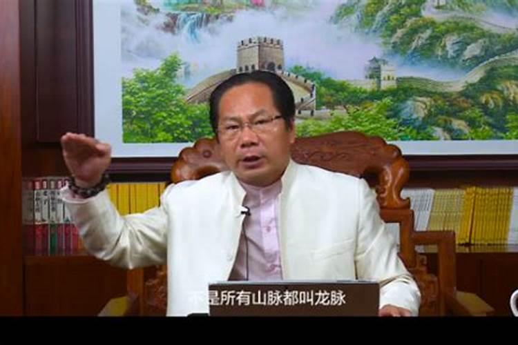 看坟地的说,围撒坟头位北边的曲线体东西十米以外,是坟的什么位置