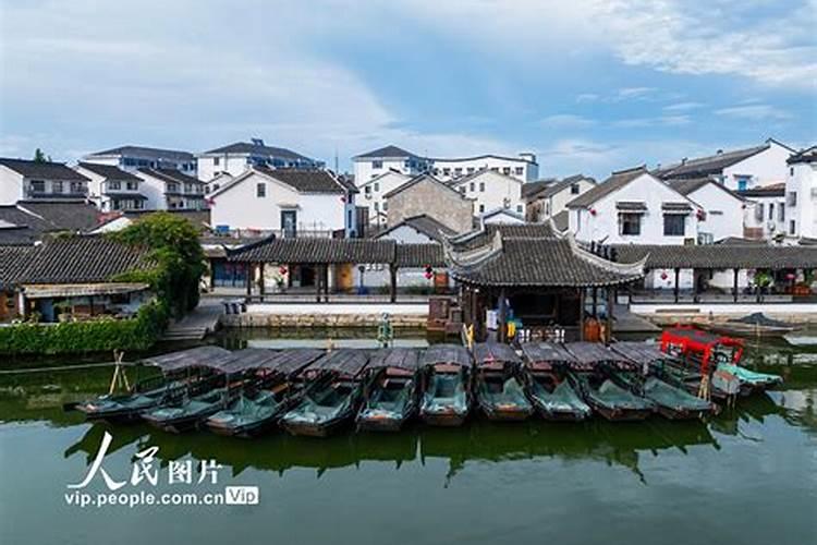 在客厅与两个对门卧室的一小块走廊叫什么,在这个位置放置什么合适