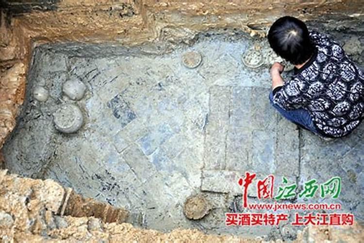 家属楼前发现了一座古墓,懂行的给瞧一下风水,是好事还是坏事