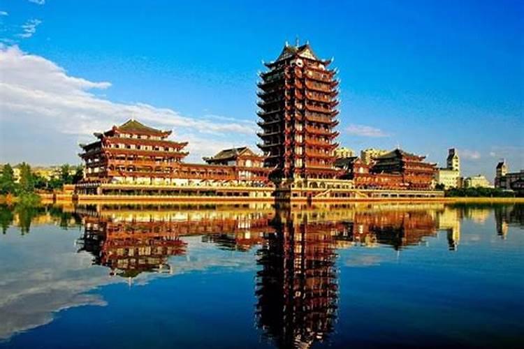 从风水学说来看,莲花公墓的山水格局对风水有何影响？​